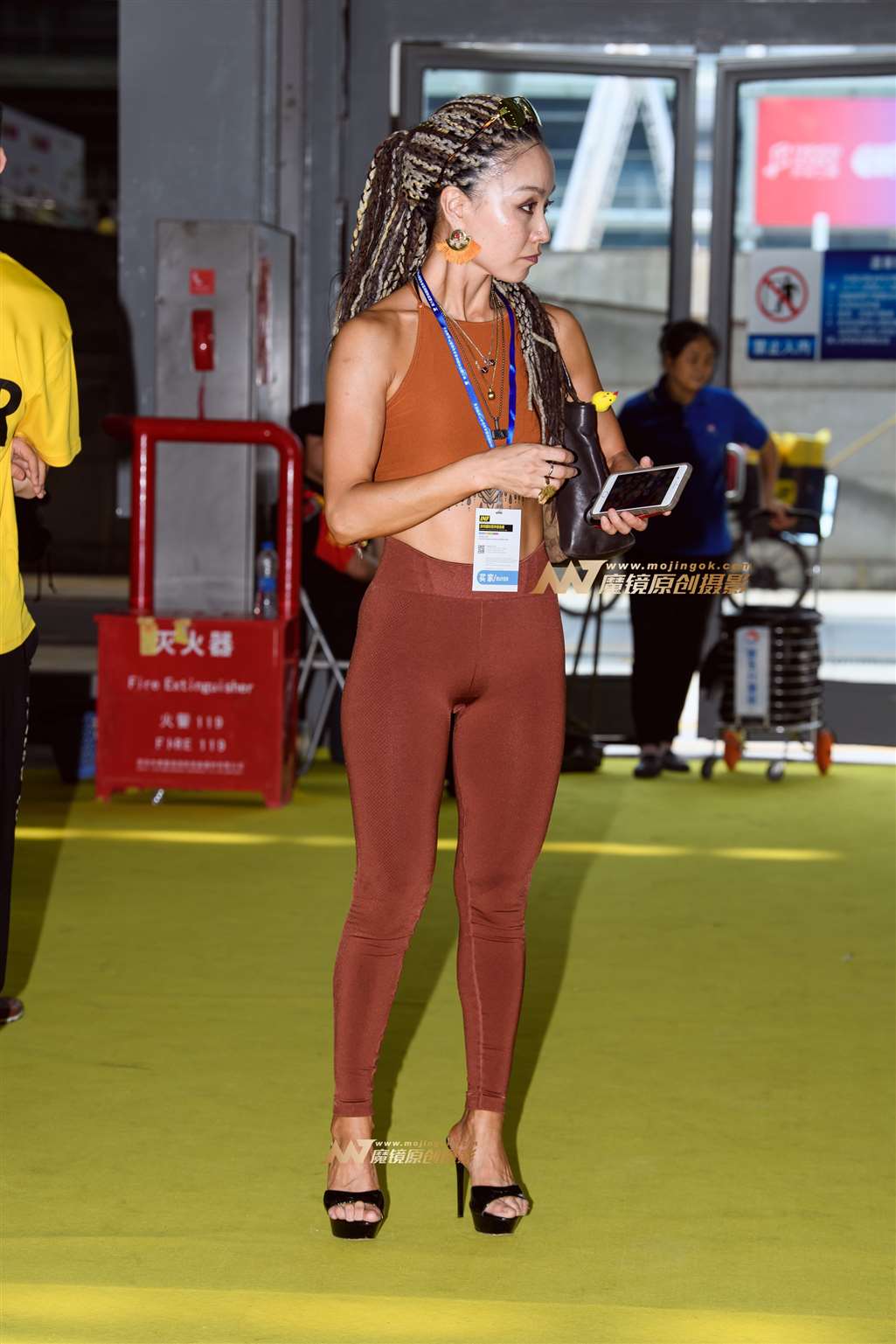 【久久赛帖】大露背紧身裤-街拍流行馆