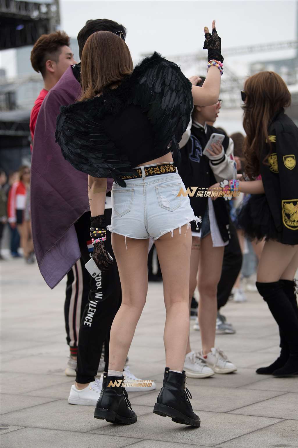 【一只傻麋鹿赛帖】小翘臀热裤美眉-街拍流行馆