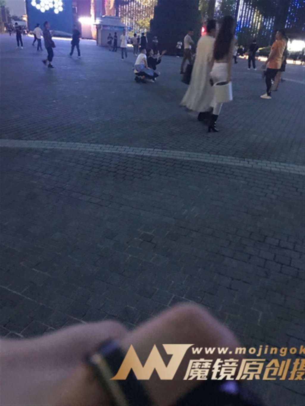 图片[3]-【一只傻麋鹿】性感的白裤女人-流行馆