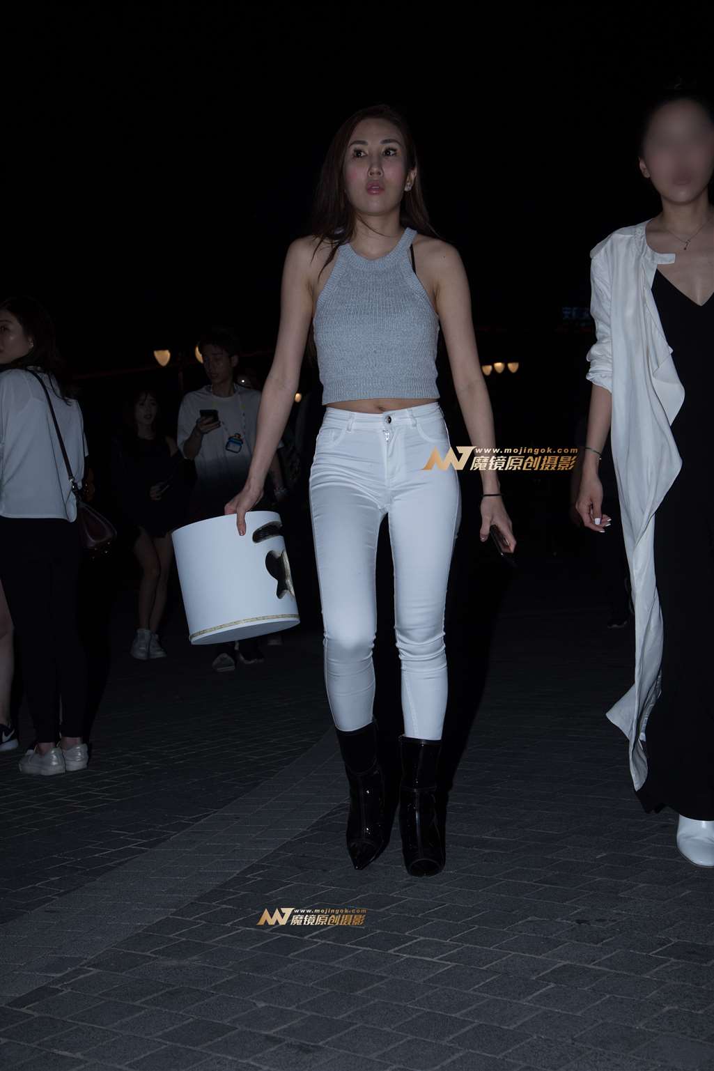 【一只傻麋鹿】性感的白裤女人-街拍流行馆