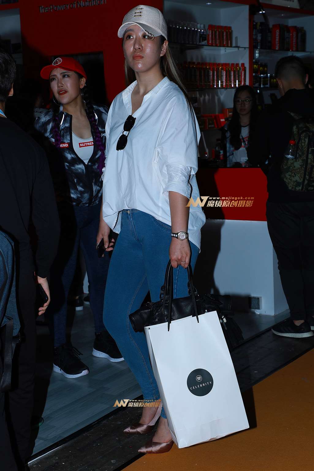 【街拍之魂赛帖】B27、带帽子的牛仔女孩-流行馆