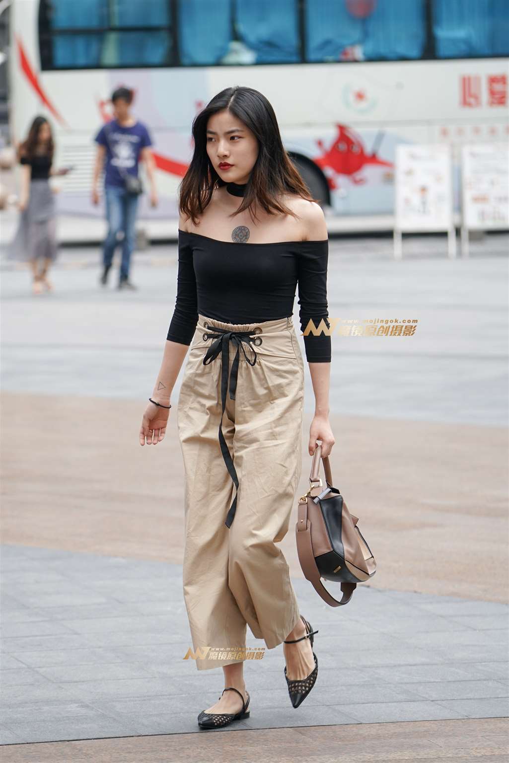 纹身很独特的妹子-街拍流行馆