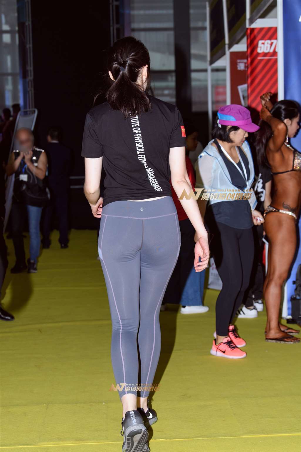 图片[2]-【久久赛帖】灰色紧身瑜伽裤美臀-街拍流行馆