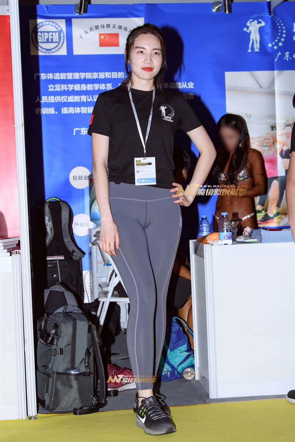 【久久赛帖】灰色紧身瑜伽裤美臀-街拍流行馆