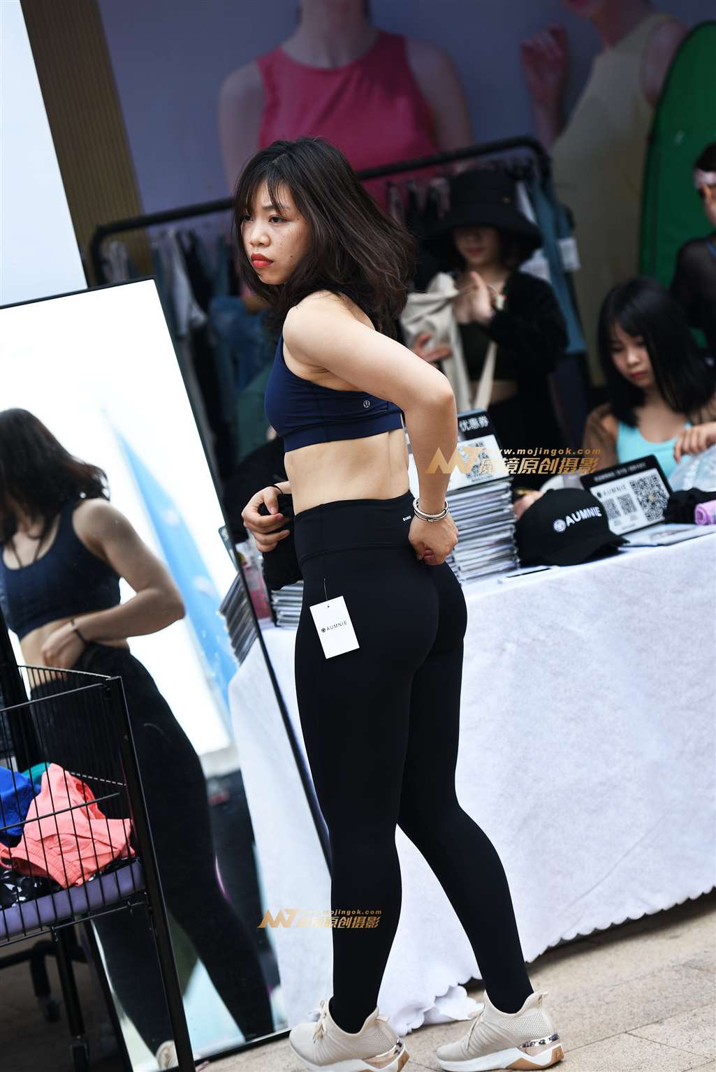 【咔喳赛贴】觉得有点紧-街拍流行馆