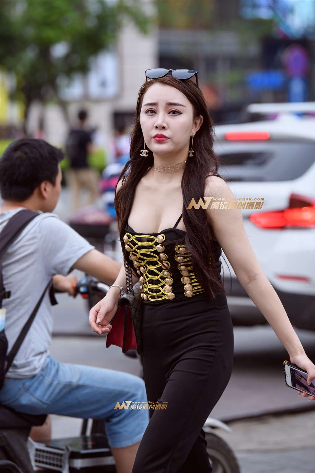 【久久赛帖】红色高跟鞋丰挺美女-街拍流行馆