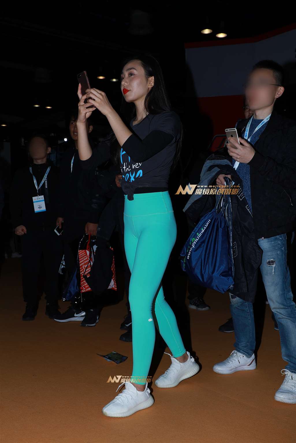 【街拍之魂赛帖】B34、敬业女主持-街拍流行馆