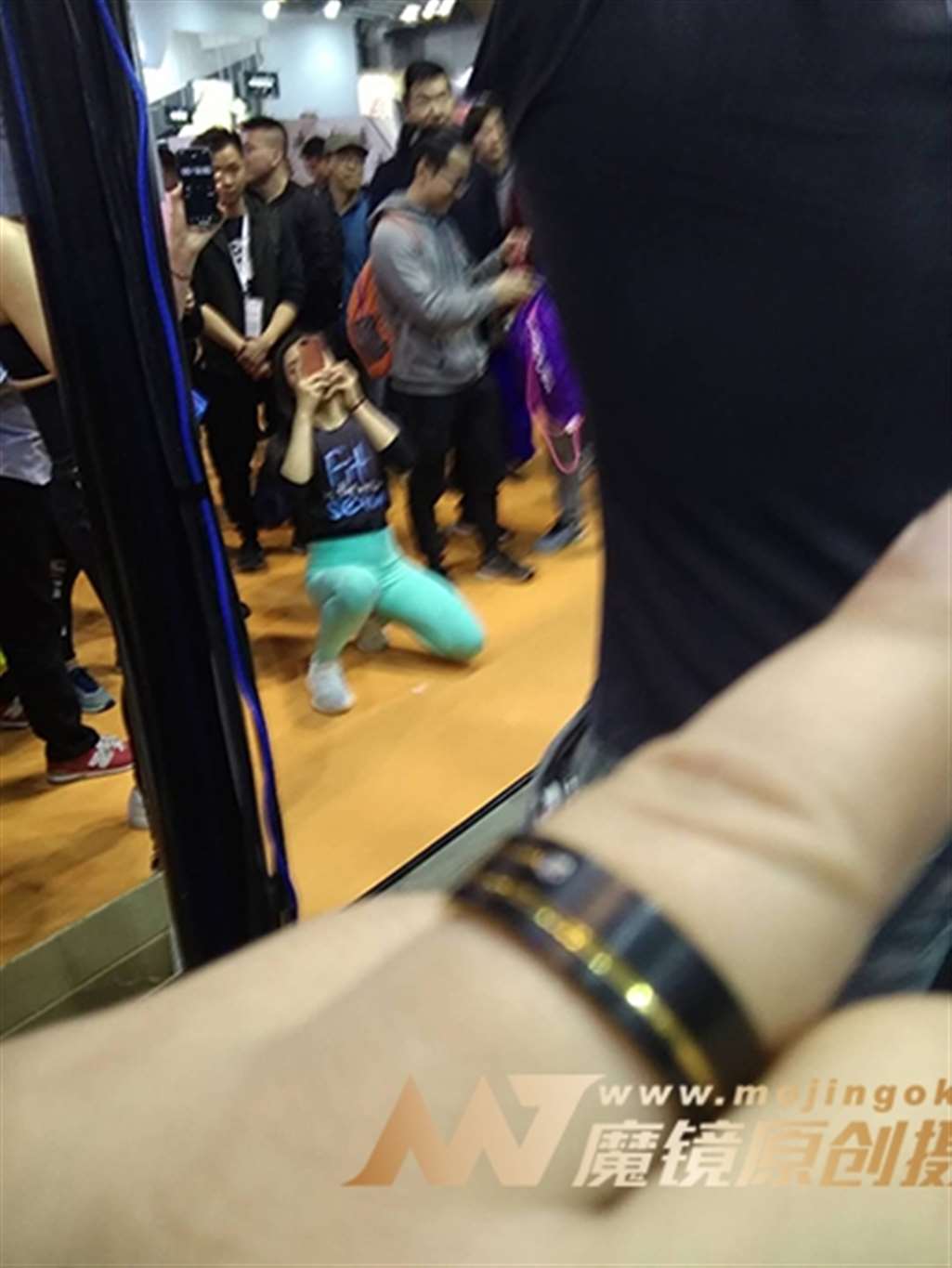 图片[3]-【街拍之魂赛帖】B34、敬业女主持-流行馆