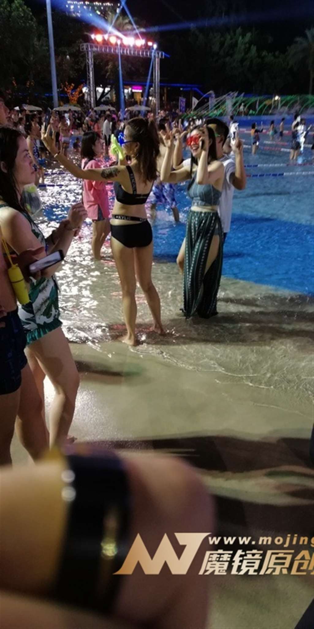 图片[3]-【视觉冲击赛帖】夜闪水上乐园，爱玩自拍的迷人妹子-流行馆
