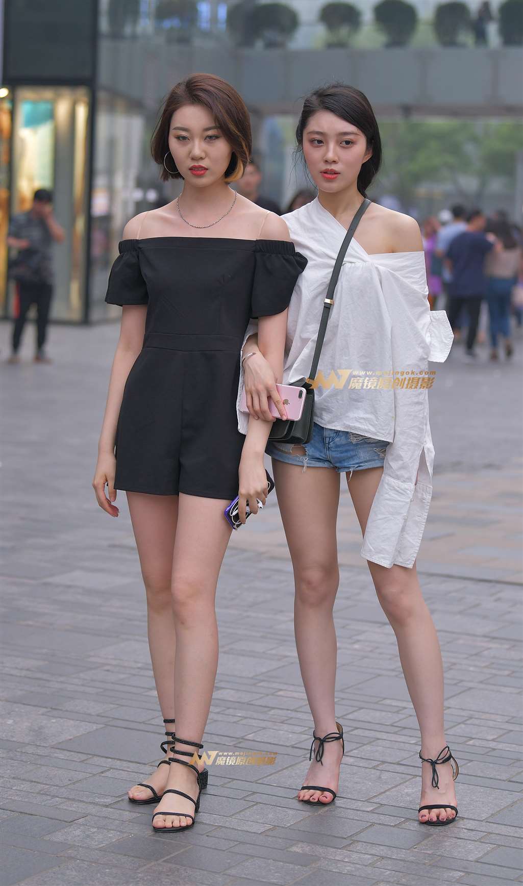 两个逛街的漂亮小姐姐-街拍流行馆