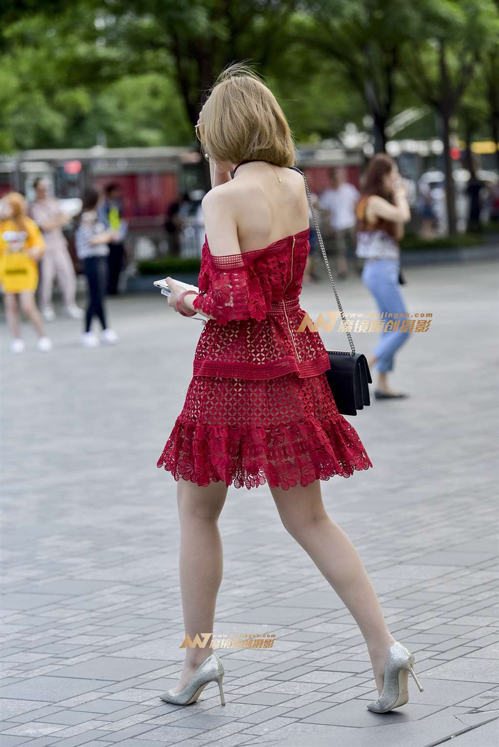 抹胸裙高跟长腿美女-街拍流行馆