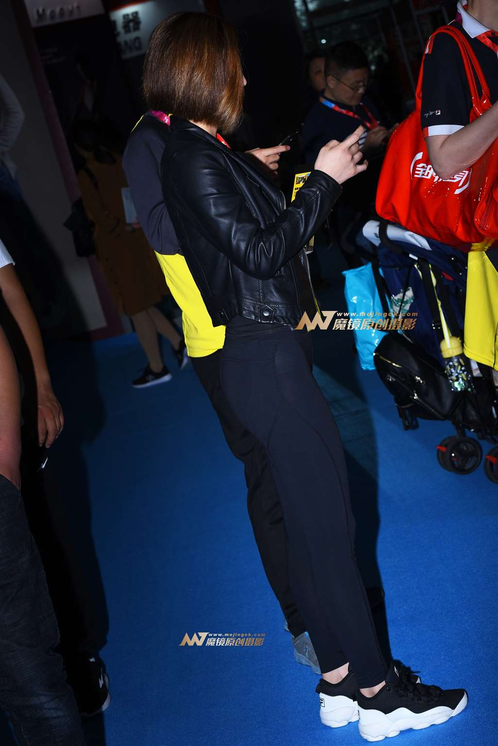 【咔喳赛贴】一直低头玩手机-流行馆