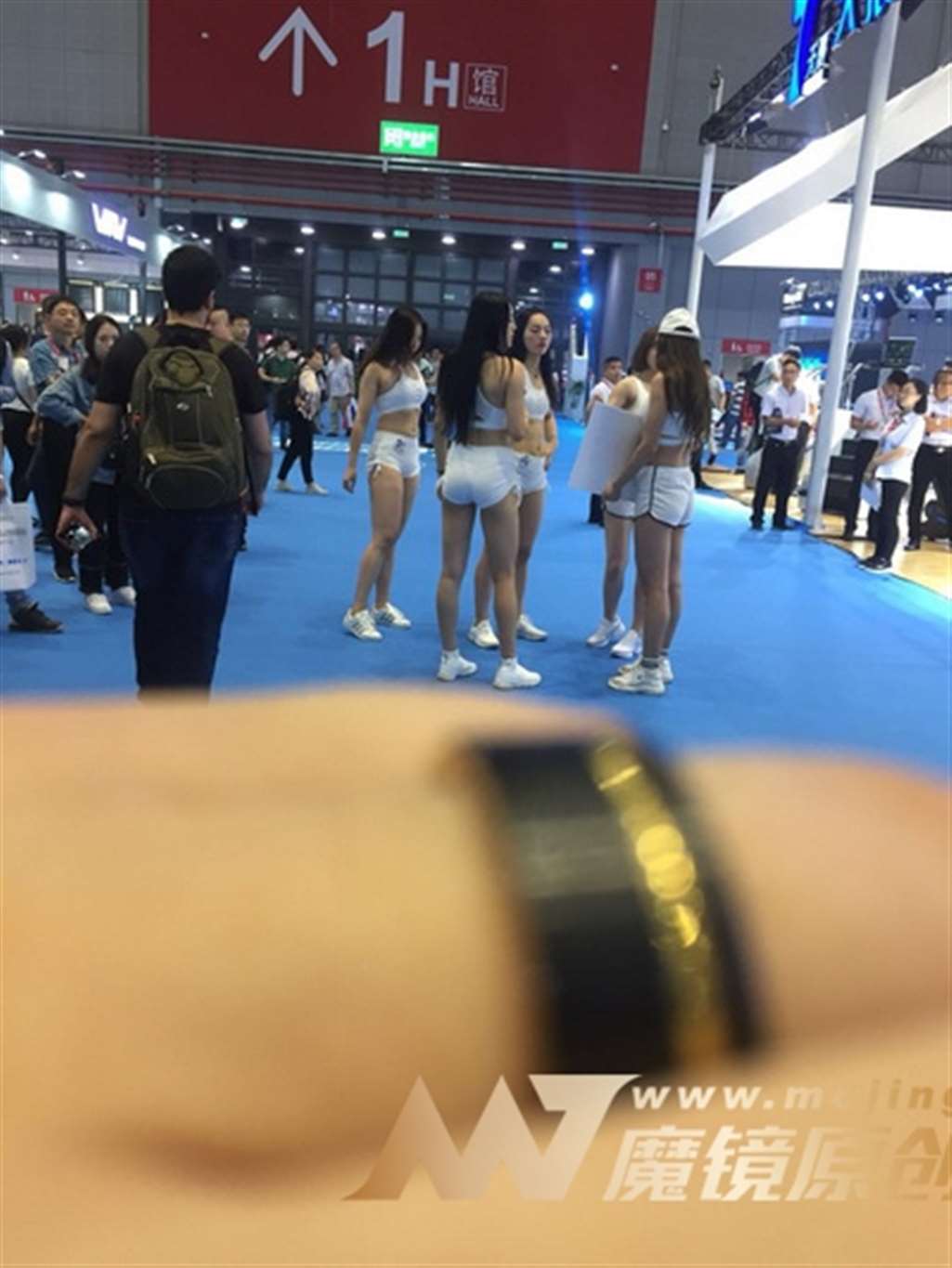 图片[3]-【Mark赛帖】舞台展示的白衣健美教练-流行馆