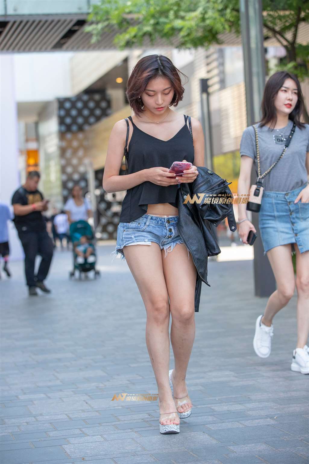 图片[4]-【街拍之魂赛帖】B44、紧致的小热裤MM-流行馆