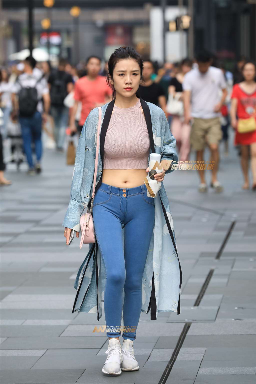 【凯恩赛帖】小姐姐紧身裤修身上衣很吸睛-流行馆