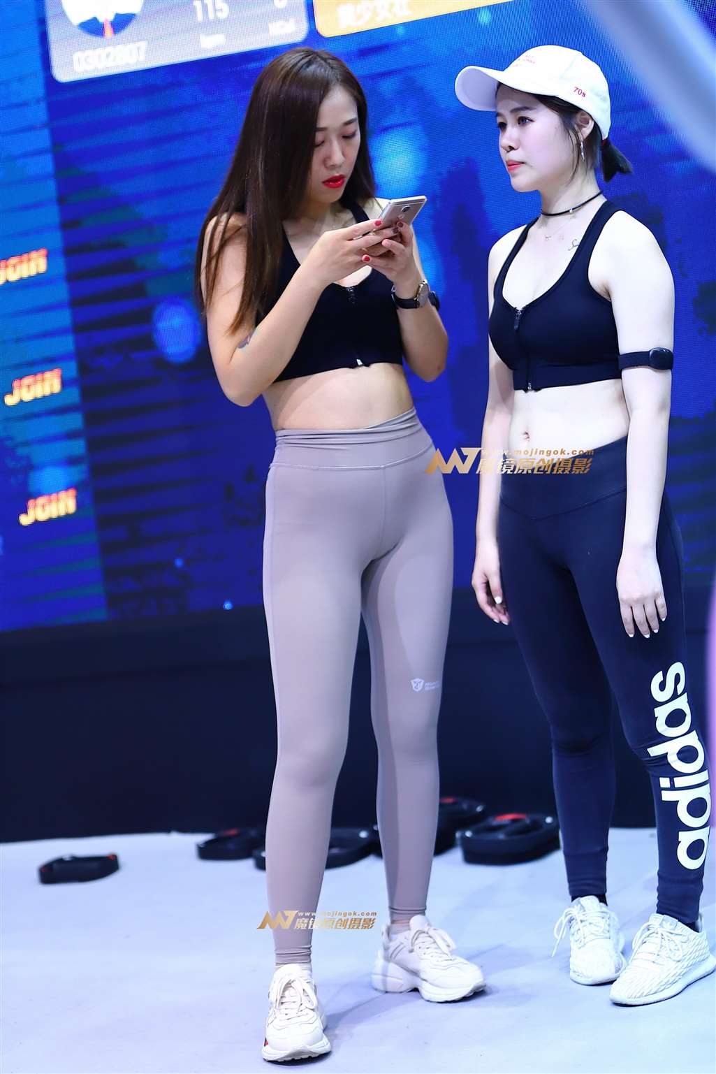 【Mark赛帖】浅灰色运动裤美女-流行馆