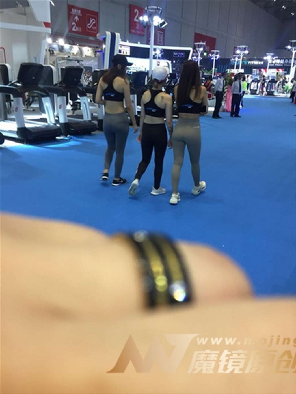 图片[3]-【Mark赛帖】浅灰色运动裤美女-流行馆