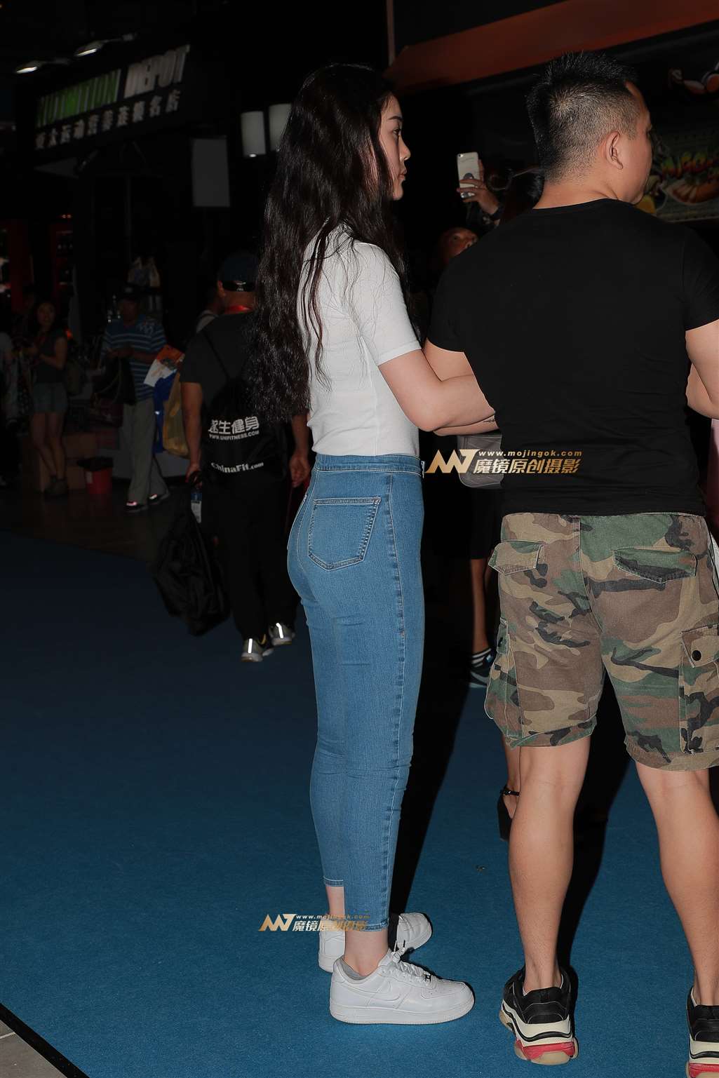 【街拍之魂赛帖】B53、展会偶遇的丰腴-街拍流行馆