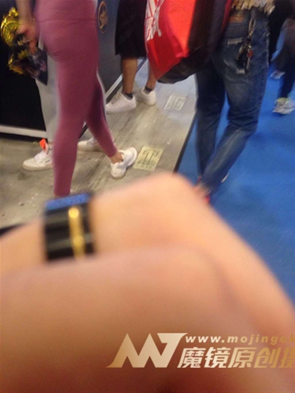 图片[3]-【街拍之魂赛帖】B58、展台上的性感粉色小姐姐-流行馆