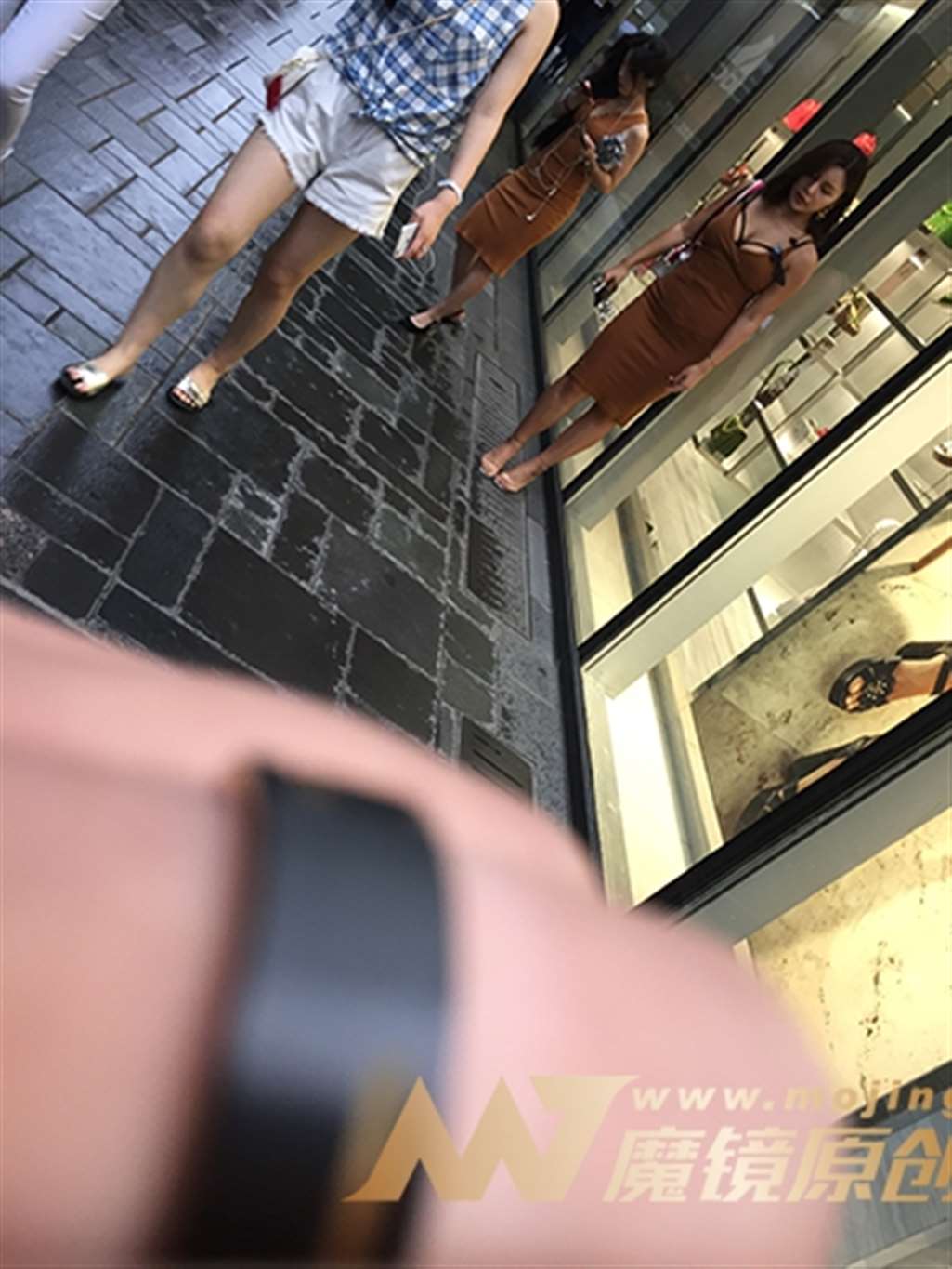 图片[3]-【红石赛帖】雨中性感贵妇-流行馆