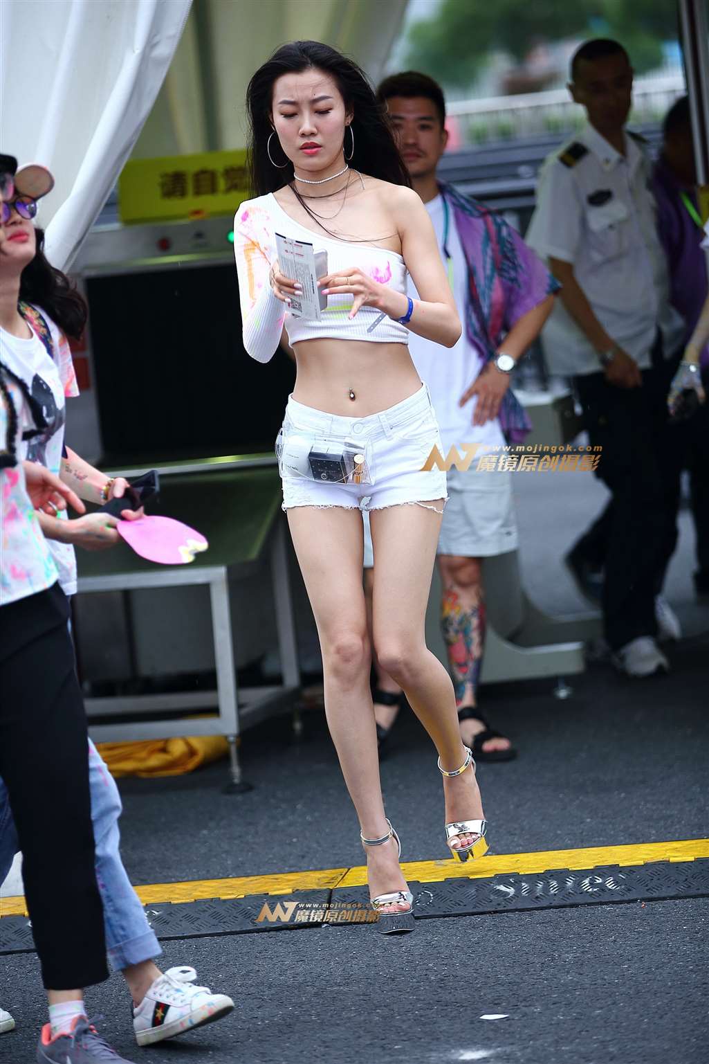 【Mark赛帖】白热裤长腿美女-街拍流行馆