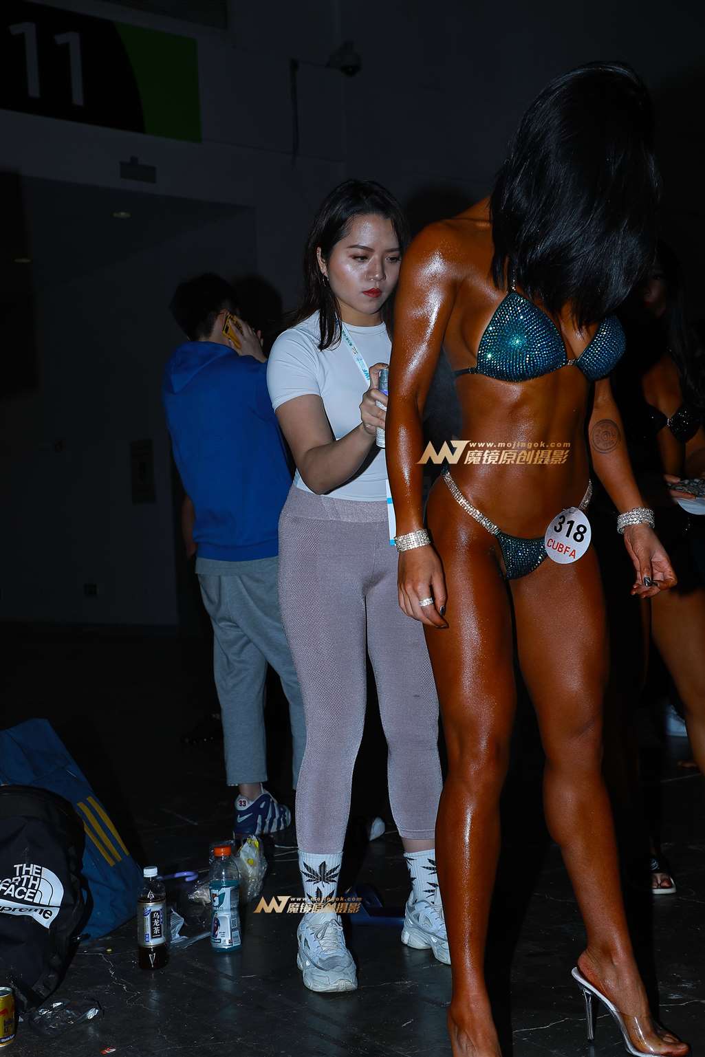 【街拍之魂赛帖】B65、专心涂油的性感紧身裤-流行馆