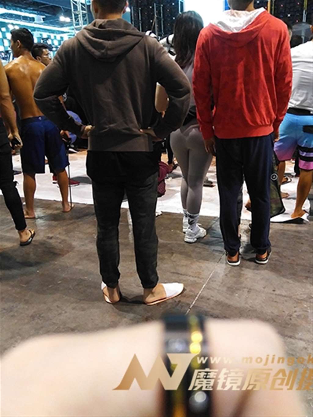 图片[4]-【街拍之魂赛帖】B65、专心涂油的性感紧身裤-流行馆