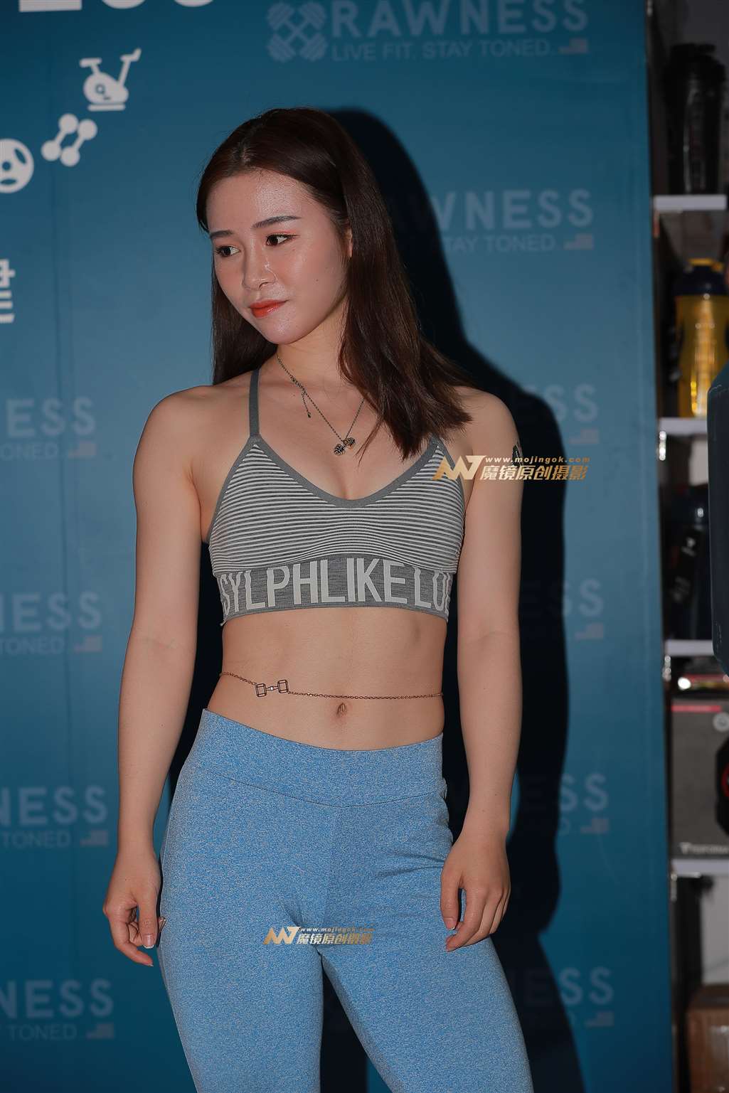 图片[3]-【街拍之魂赛帖】B67、搭讪拍的蓝色紧身裤美女-流行馆