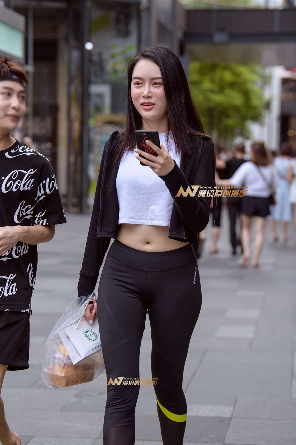 图片[1]-【久久赛帖】黑色紧身裤美臀-街拍流行馆