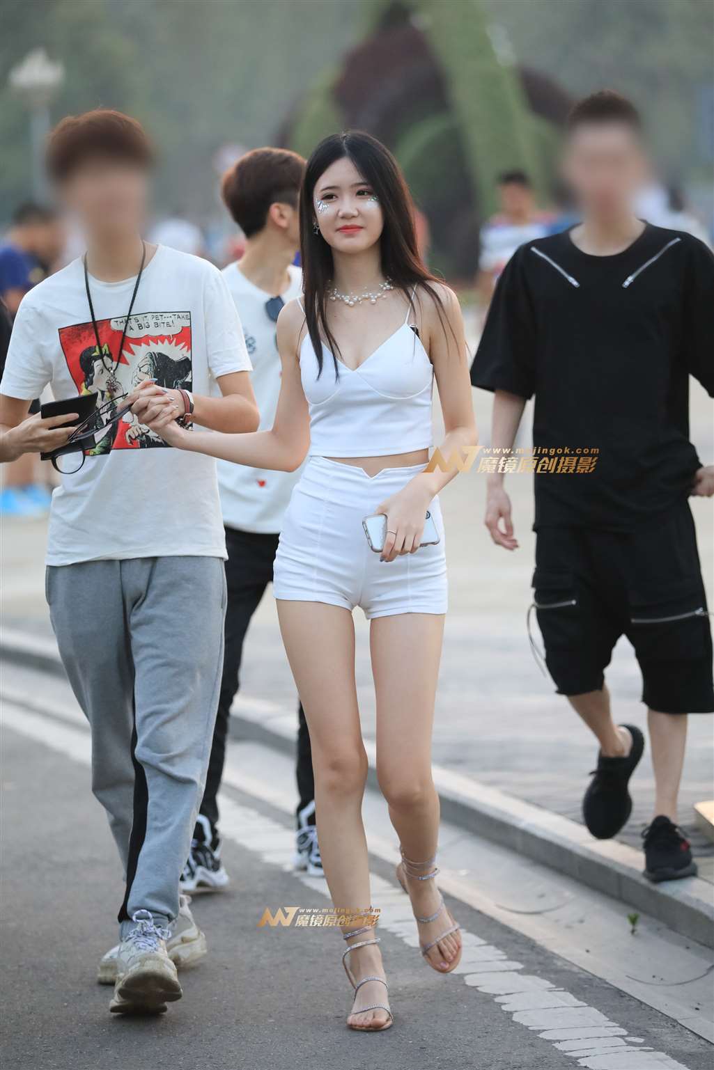 图片[1]-【凯恩赛帖】夏日清新美女 颜值高身材好-街拍流行馆