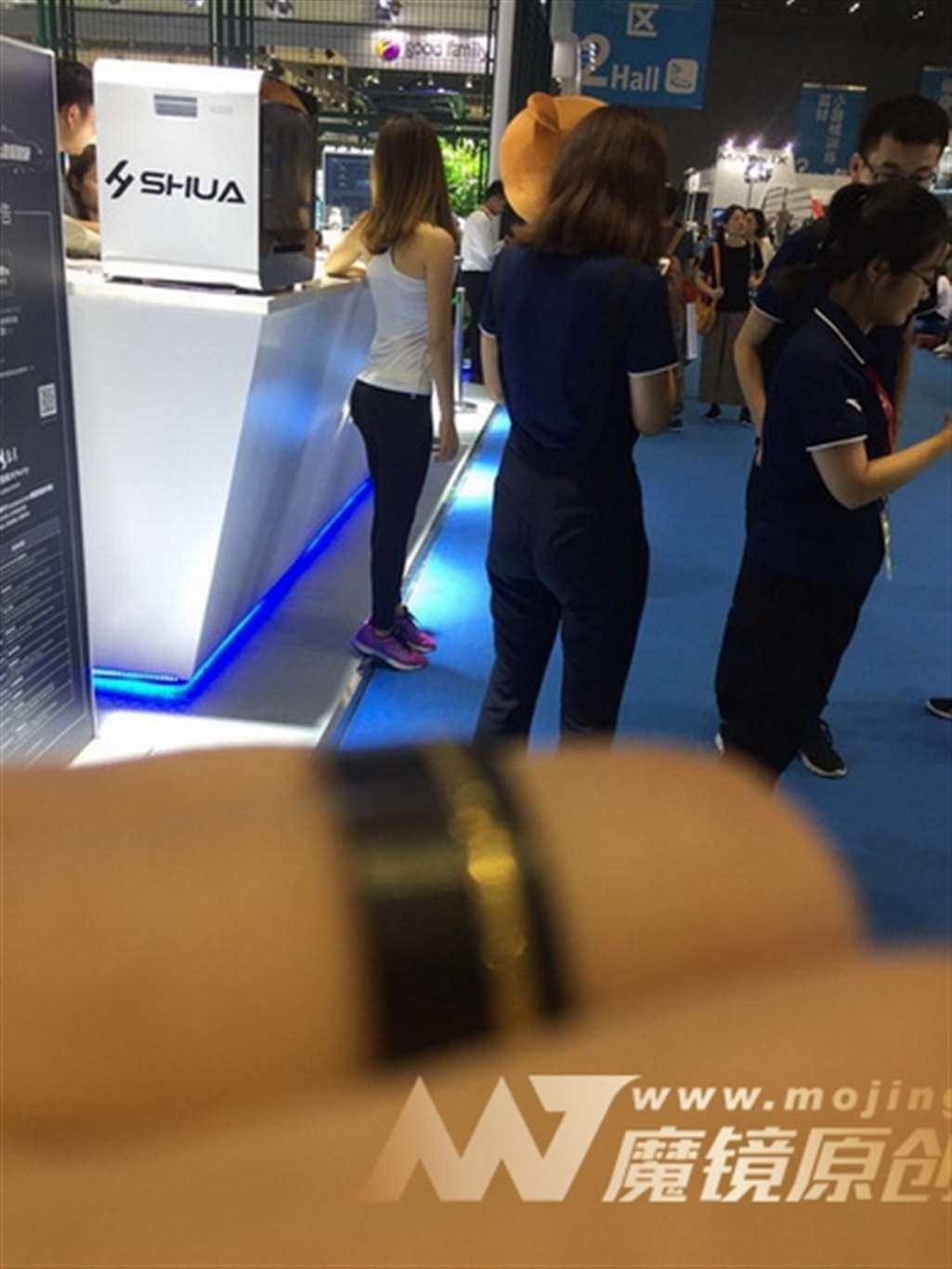 图片[3]-【Mark赛帖】白色T恤黑色紧身裤美女-流行馆