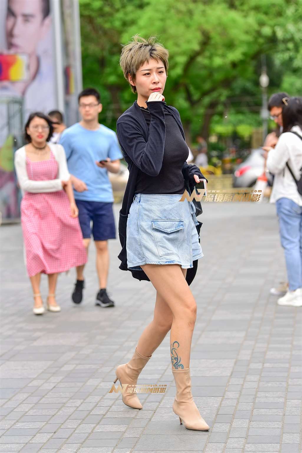 短发干练 的长腿气质御姐-街拍流行馆