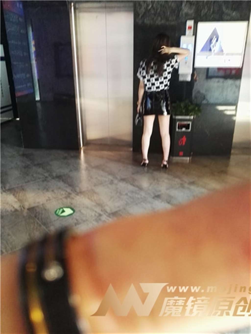 图片[3]-性感漆皮短裙美女-流行馆