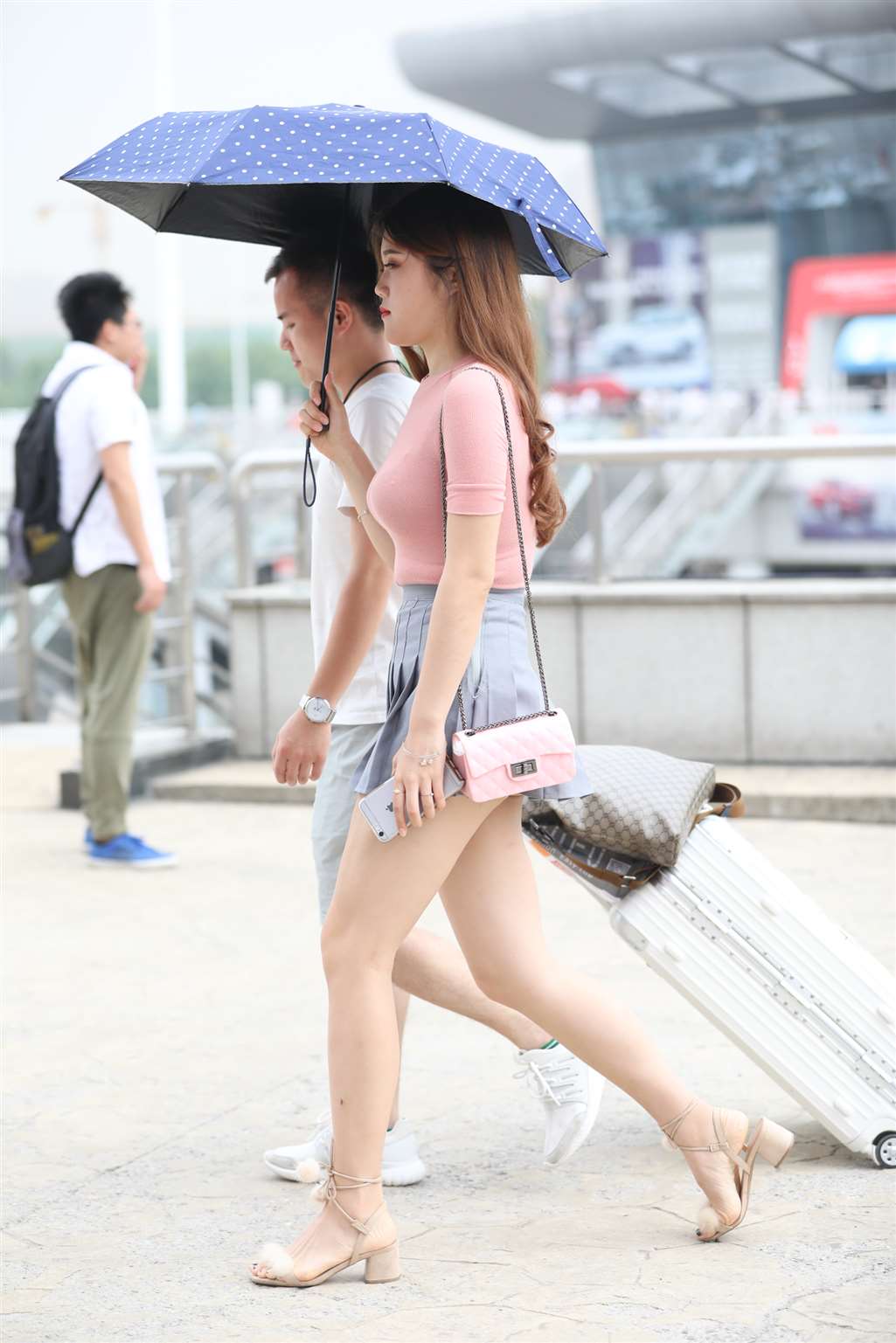 【辉辉赛贴-第一帖】横看成岭侧成峰 粉色紧身你喜不喜欢-流行馆