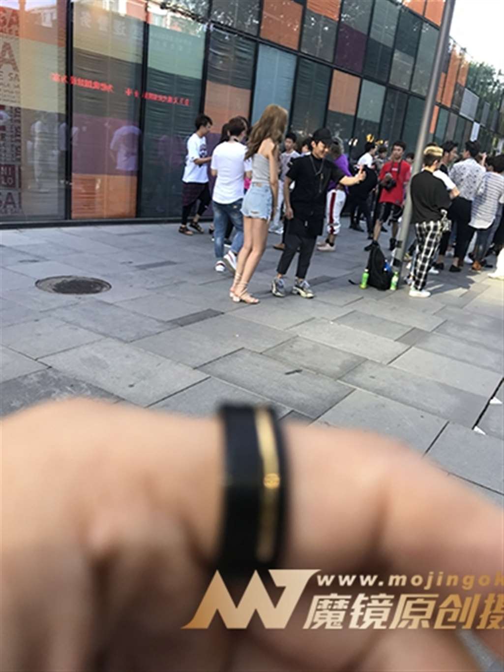 图片[3]-【街拍之魂赛帖】B72、性感吊带热裤美女-流行馆