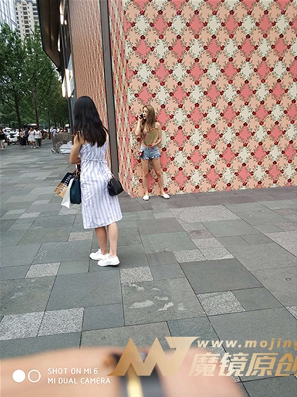 图片[3]-【久久赛帖】大胸热裤执扇美女-流行馆