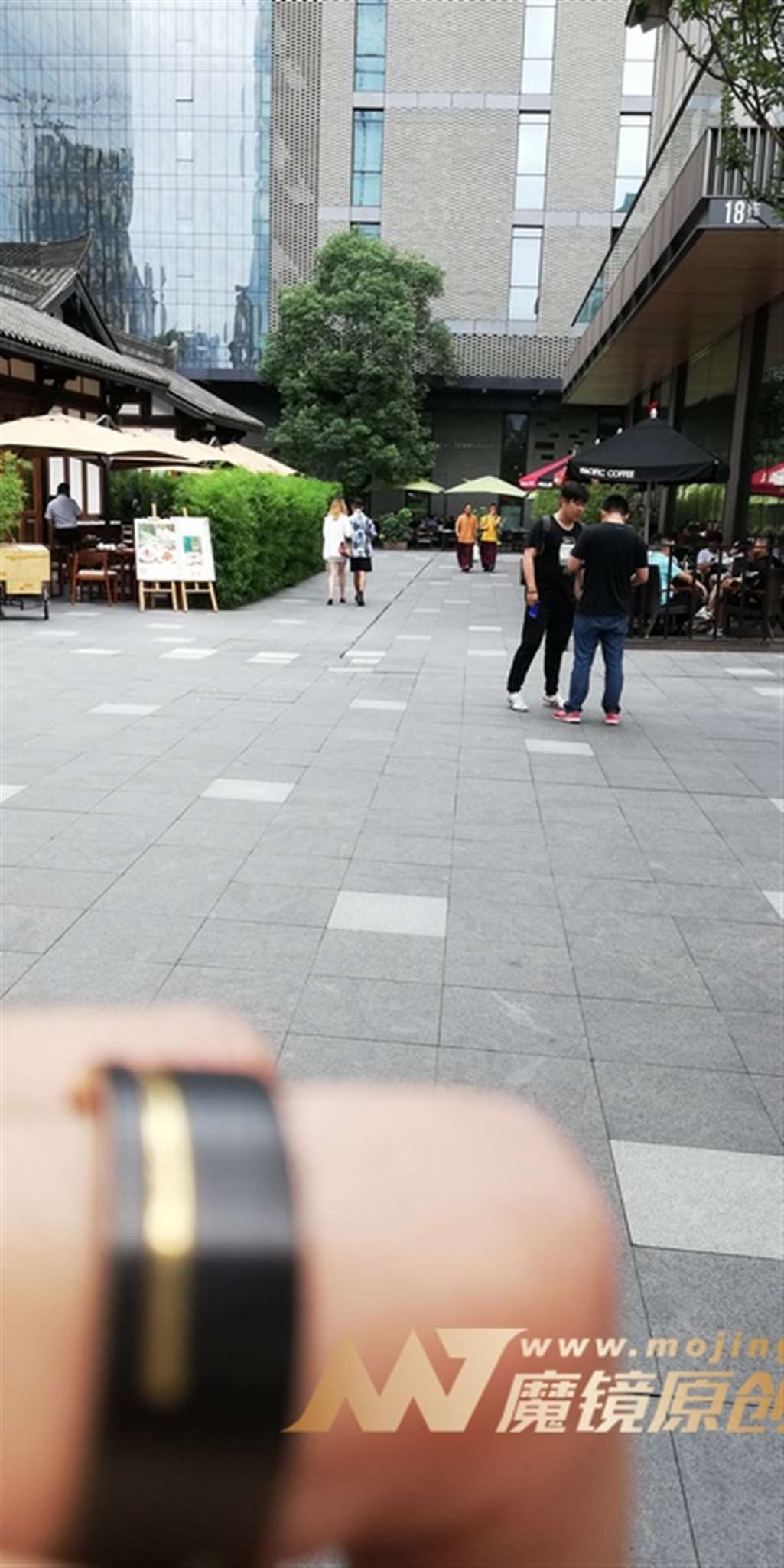 图片[3]-【视觉冲击赛帖】幸福的微笑，性感低胸女友-流行馆