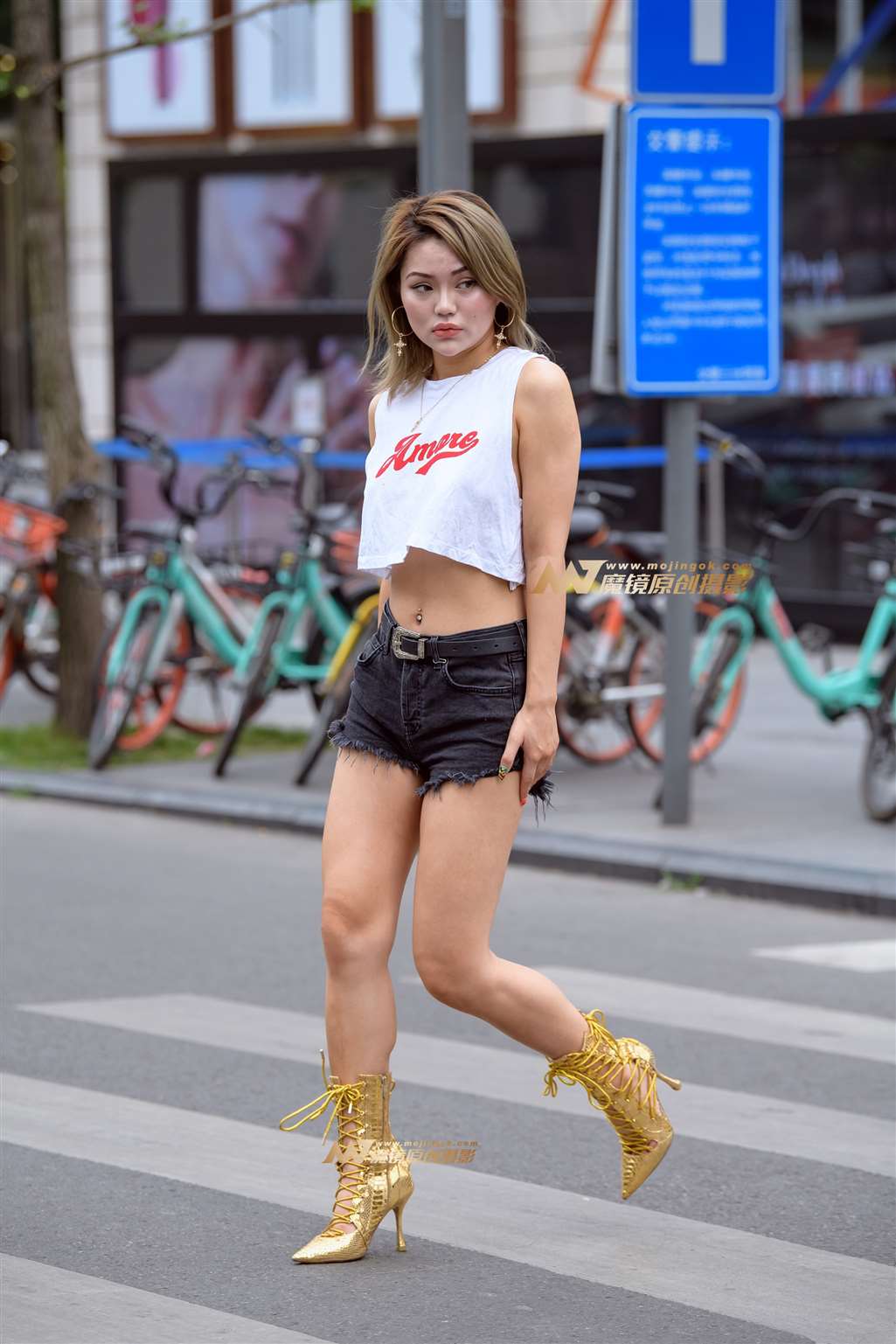 图片[1]-【久久赛帖】土豪金高跟鞋美女真空上阵-街拍流行馆