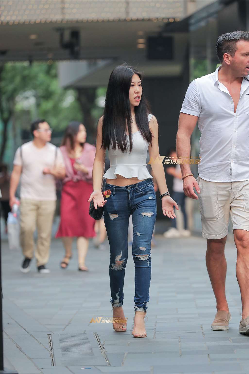 图片[4]-【街拍之魂赛帖】B75、走路特别会扭的少妇-流行馆