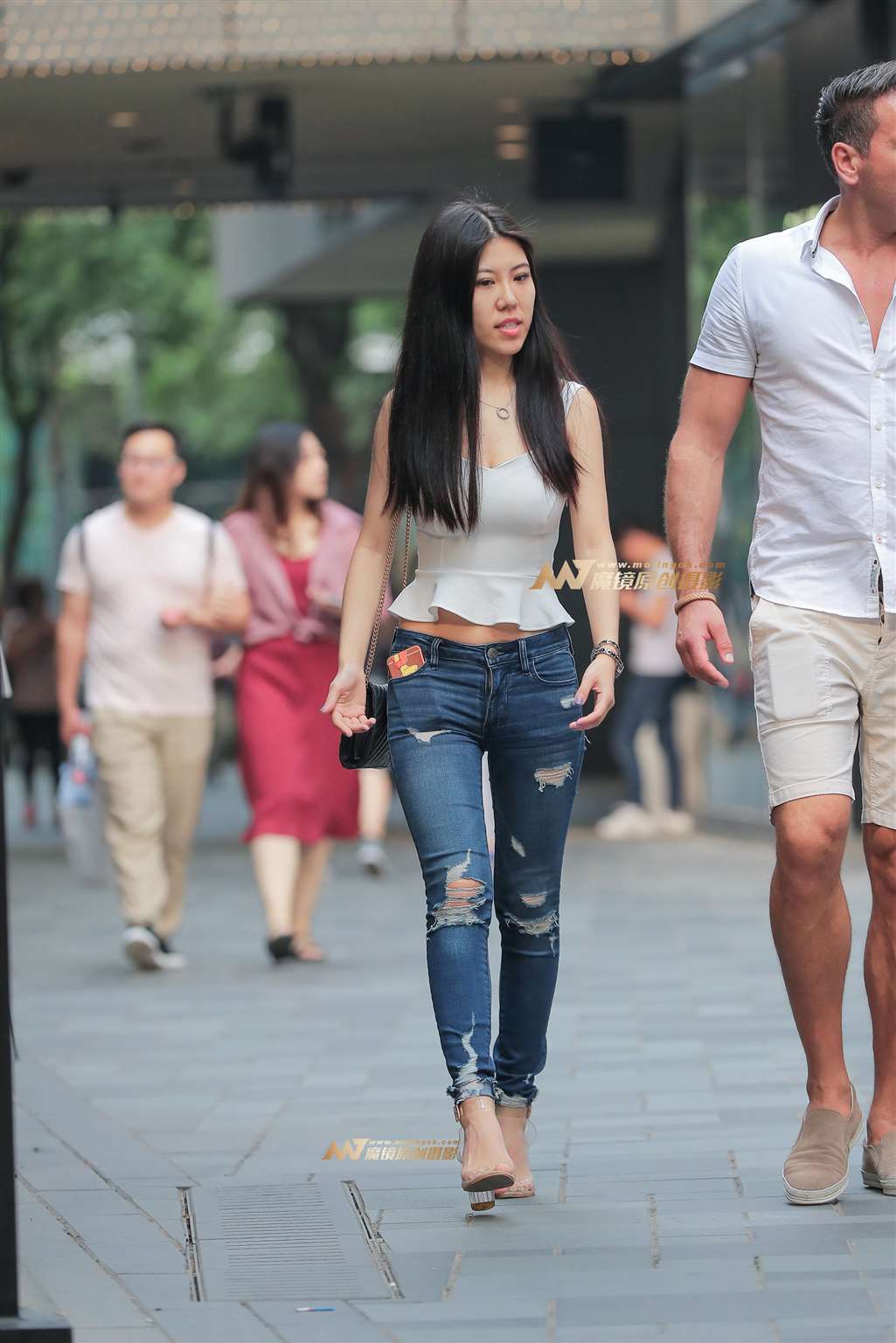 图片[5]-【街拍之魂赛帖】B75、走路特别会扭的少妇-流行馆