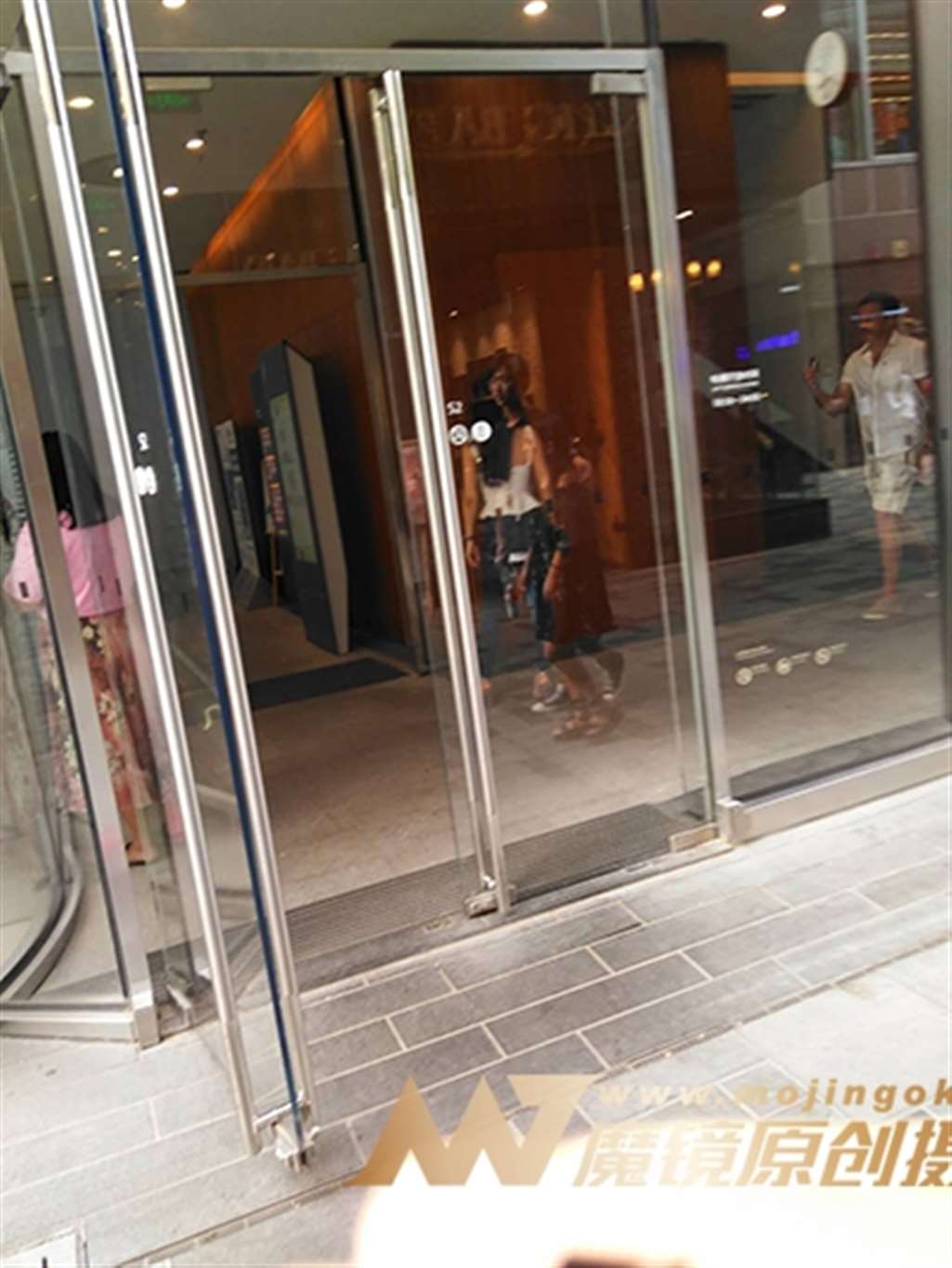 图片[3]-【街拍之魂赛帖】B75、走路特别会扭的少妇-流行馆