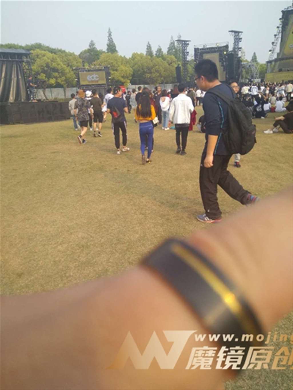 图片[3]-【咔喳赛贴】草坪上的紧身裤-流行馆