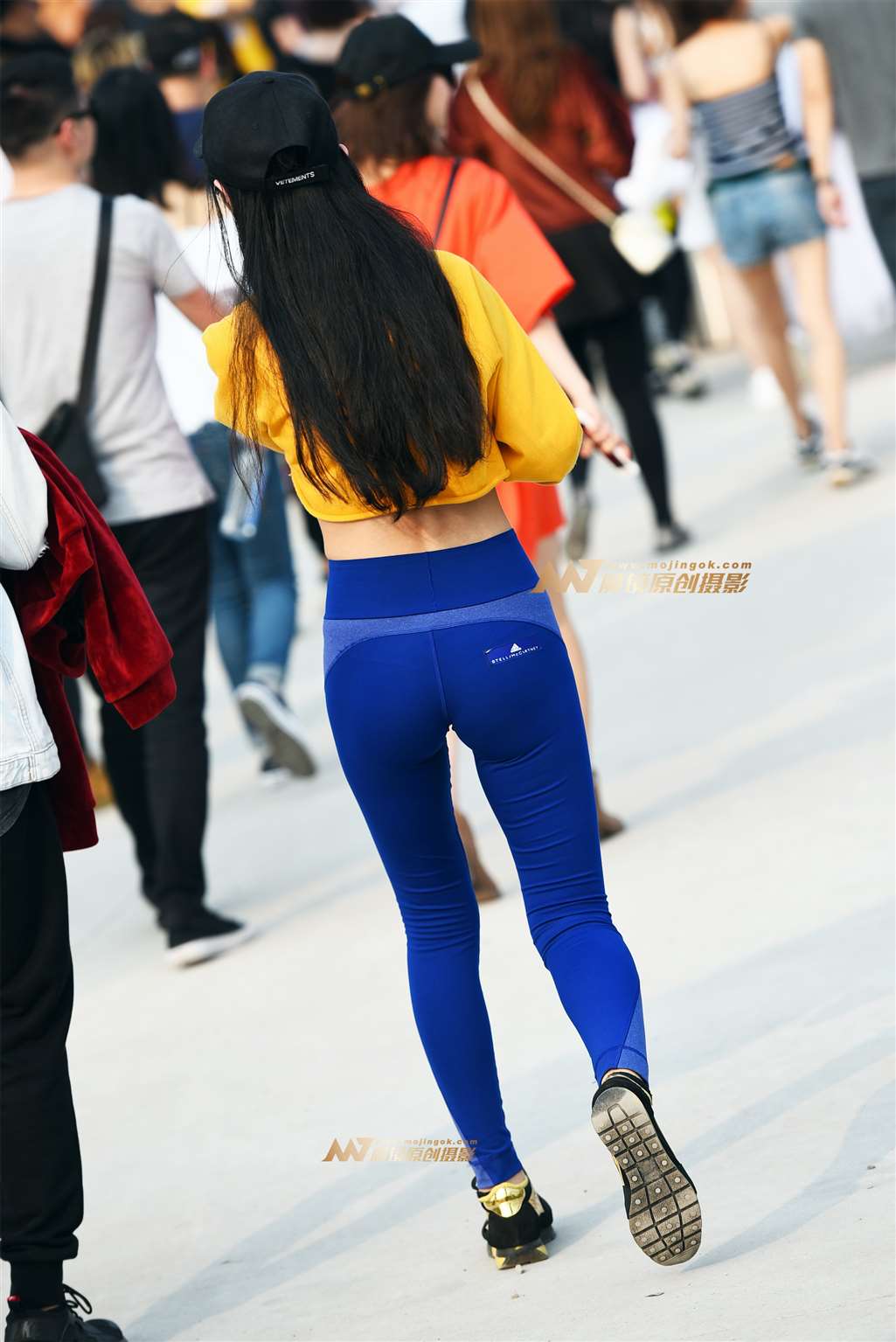 图片[4]-【咔喳赛贴】草坪上的紧身裤-流行馆