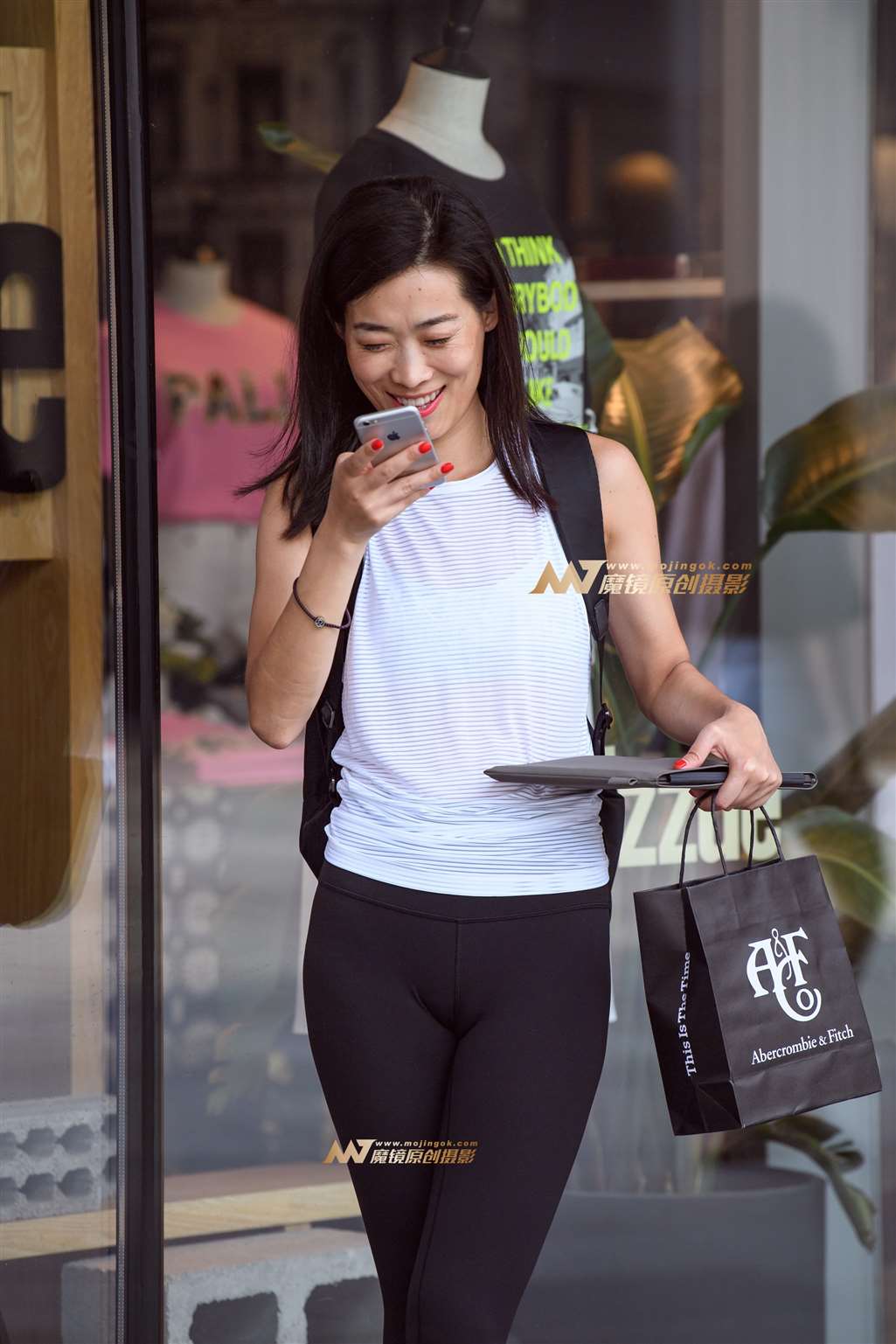 【久久赛帖】紧身黑裤运动装-街拍流行馆