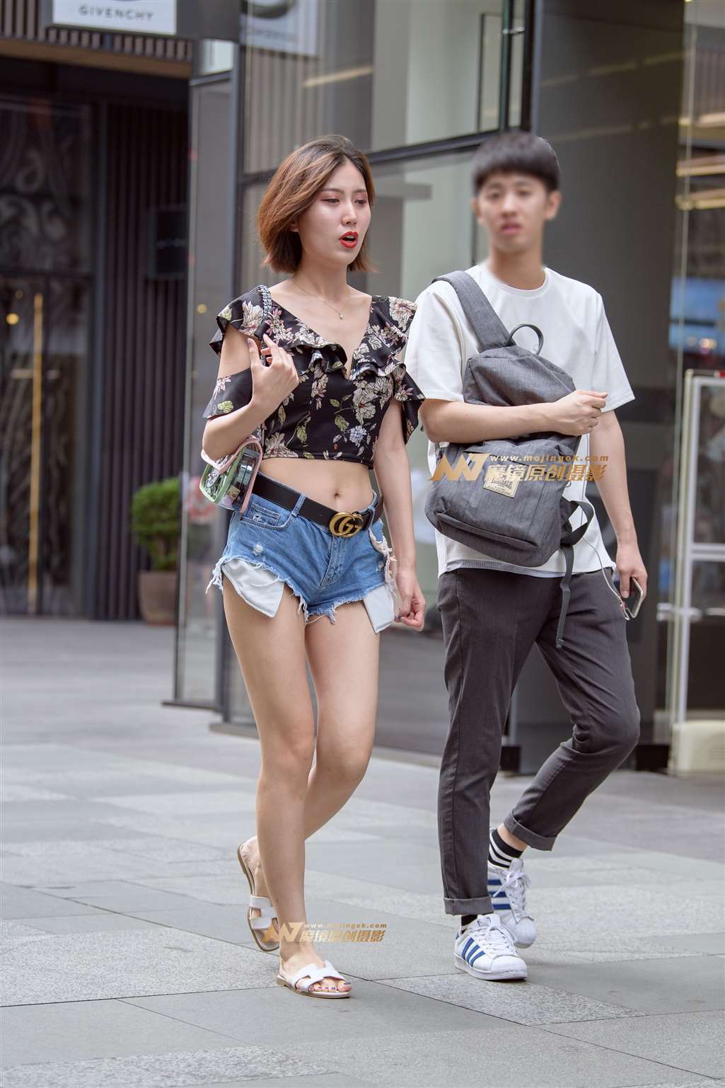 【久久赛帖】性感超短热裤露出诱人的月牙-流行馆