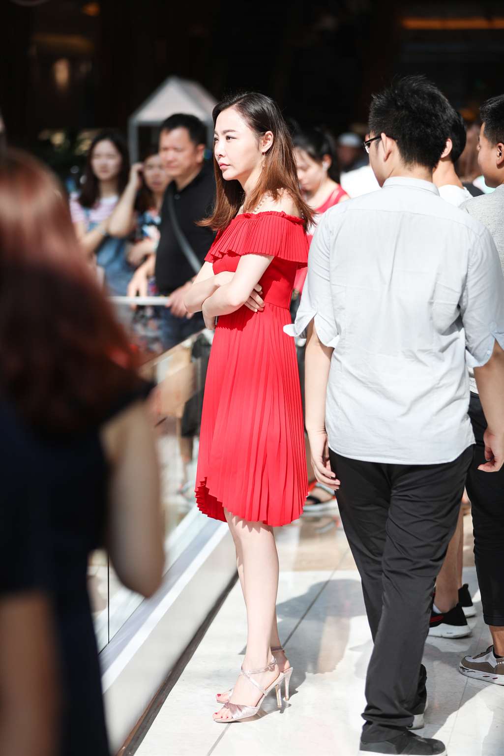 图片[4]-【辉辉赛贴-第十五贴】人群中那红裙惊艳了我-街拍流行馆