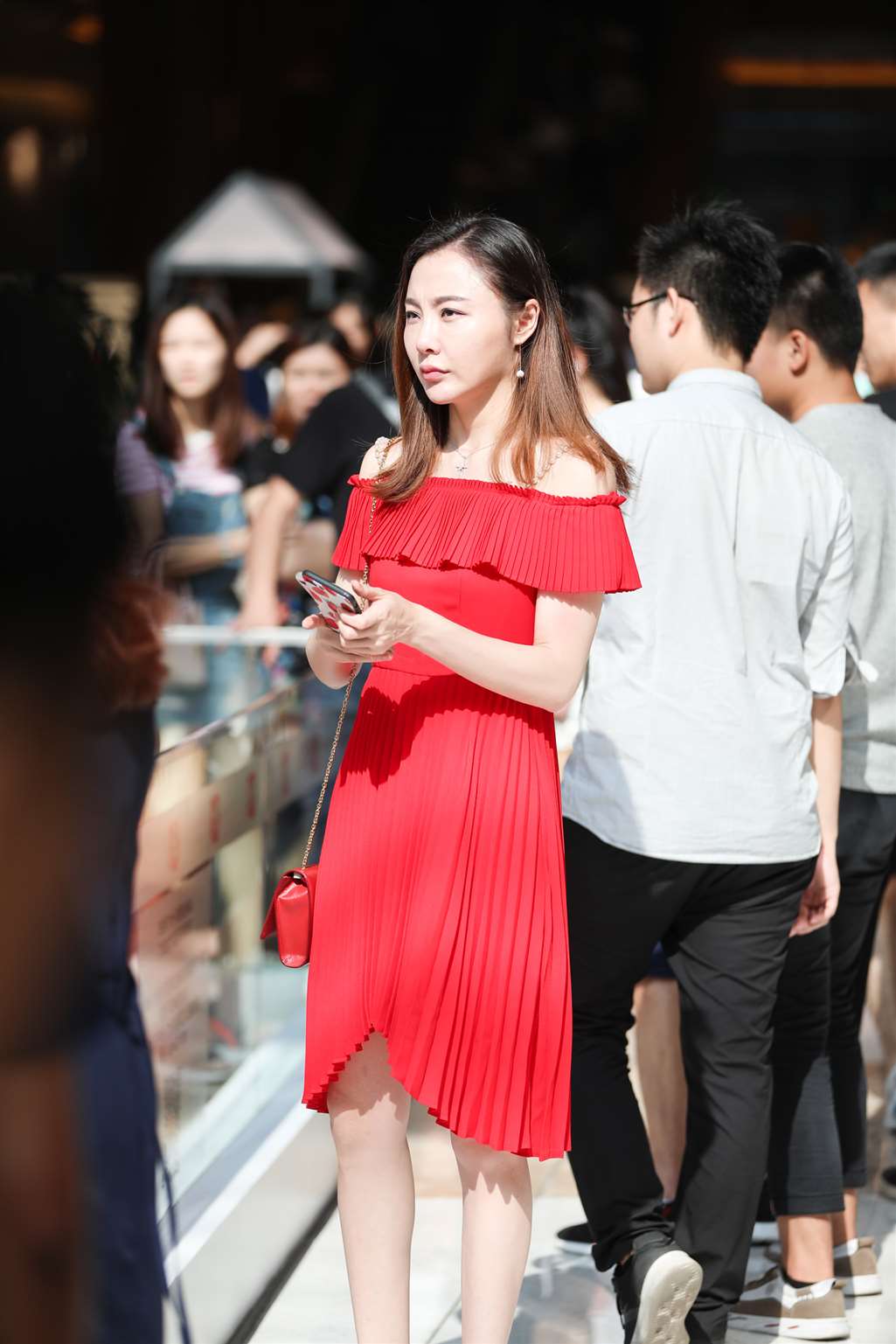 图片[5]-【辉辉赛贴-第十五贴】人群中那红裙惊艳了我-街拍流行馆