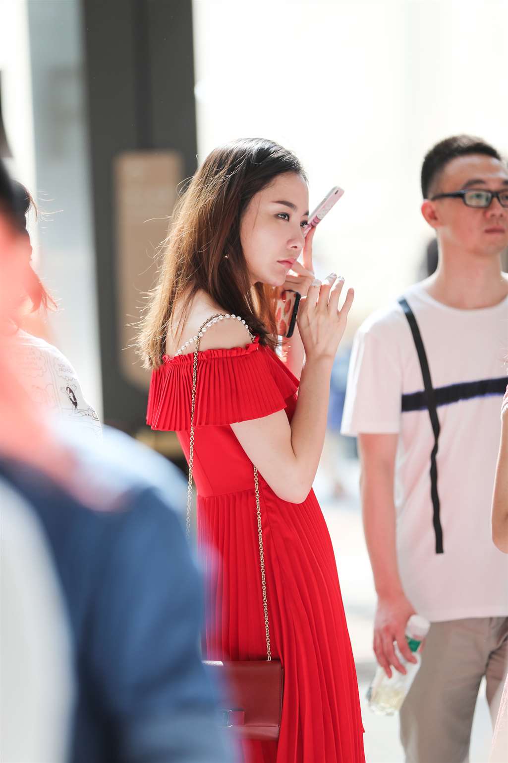 【辉辉赛贴-第十五贴】人群中那红裙惊艳了我-街拍流行馆