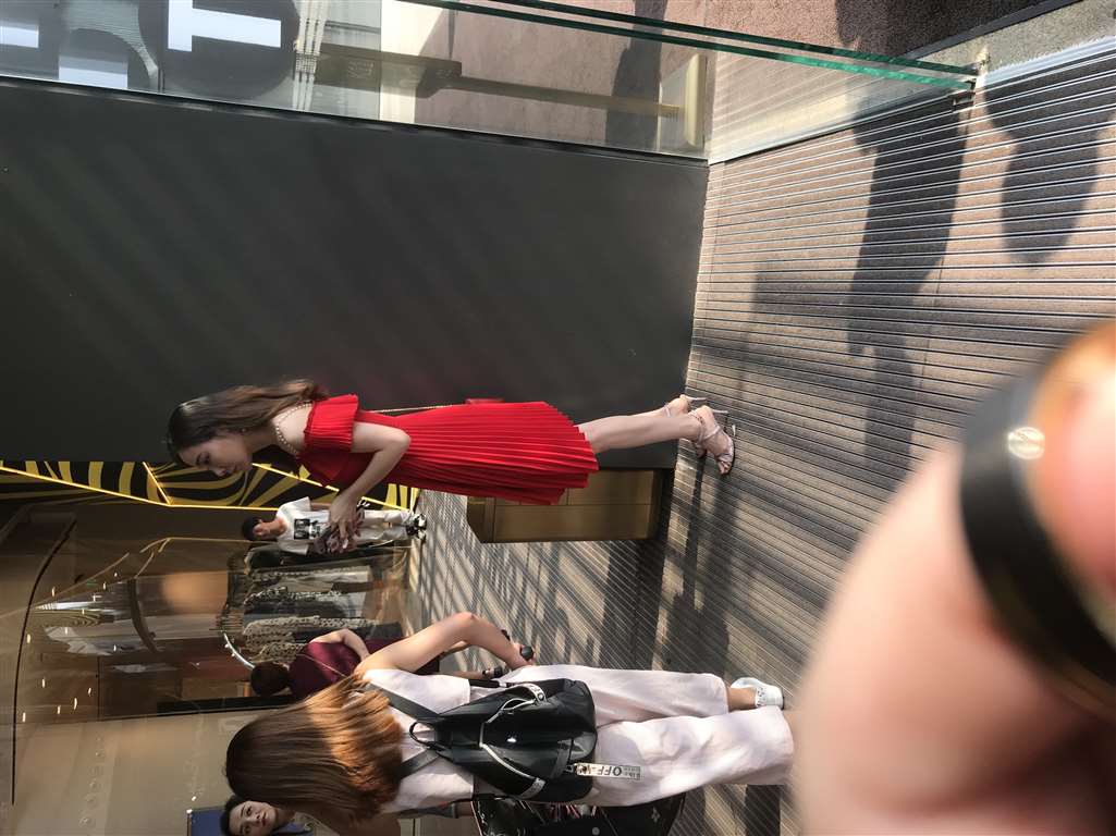 图片[3]-【辉辉赛贴-第十五贴】人群中那红裙惊艳了我-街拍流行馆