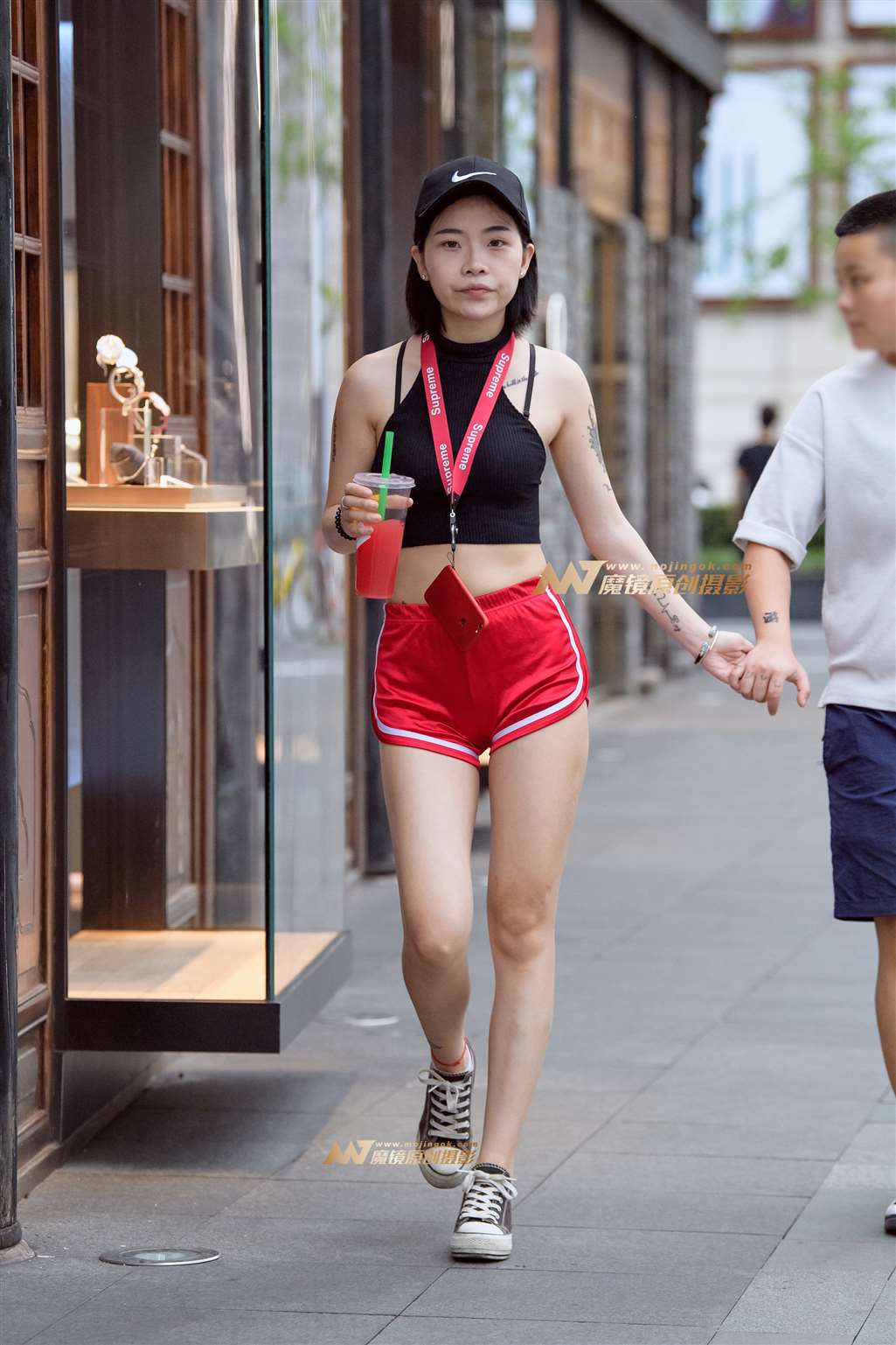 【久久赛帖】万绿丛中一点红-流行馆